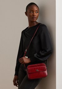 Lauren Ralph Lauren CROC EMBOSSED MEDIUM MARCY CAMERA BAG - Borsa a tracolla - festive red