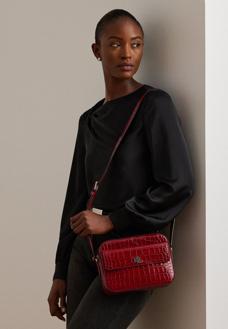 Lauren Ralph Lauren CROC EMBOSSED MEDIUM MARCY CAMERA BAG - Borsa a tracolla - festive red