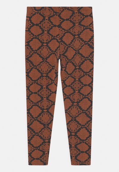 Leggings justos com um padrão de pele de serpente em castanho e preto, feitos de tecido elástico com uma textura suave e silhueta ajustada.