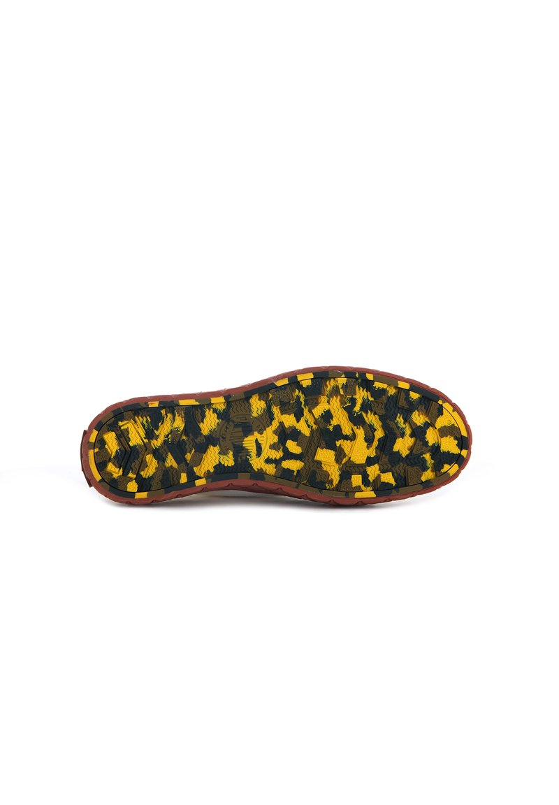 Semelle de chaussure avec une base brune arborant un motif de camouflage multicolore jaune et vert, texturée pour l'adhérence avec des motifs et formes variés.