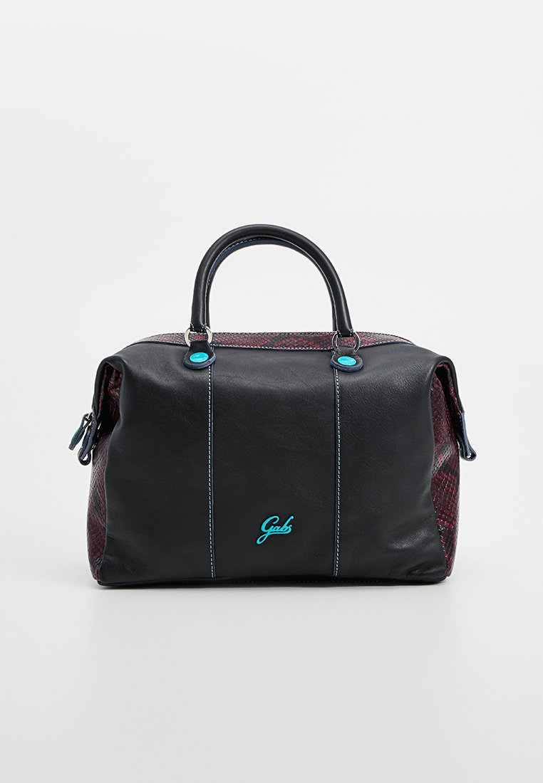 Borsa a mano in pelle nera con pannelli laterali testurizzati, cuciture blu a contrasto, dettagli in hardware turchese e un logo audace sulla parte anteriore.