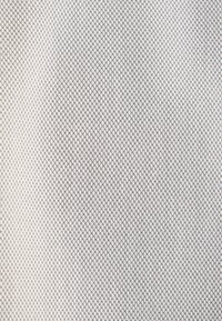 Witte gaasstof met een ruitpatroon, voorzien van een fijne rasterachtige textuur en subtiele glans. Het materiaal is lichtgewicht en ademend.