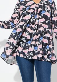 Schwarze Bluse mit floralen Mustern in Pink und Blau, langen Ärmeln und einem fließenden Design. V-Ausschnitt und strukturierter Stoff.