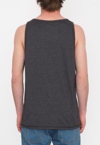 Grå bomulds tanktop med rund halsudskæring og brede stropper, med et enkelt design og lige kant.