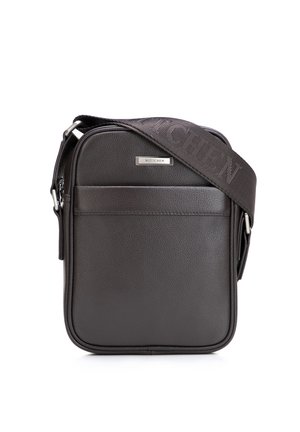 Czarna skórzana torba na ramię z przednią kieszenią, regulowany pasek na ramię wytłoczony nazwą marki "Wittchen" oraz metalową plakietką z logo marki.