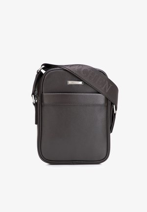 Zwarte leren crossbodytas met voorvak, verstelbare schouderriem met gegraveerde merknaam "Wittchen" en metalen merkembleem.