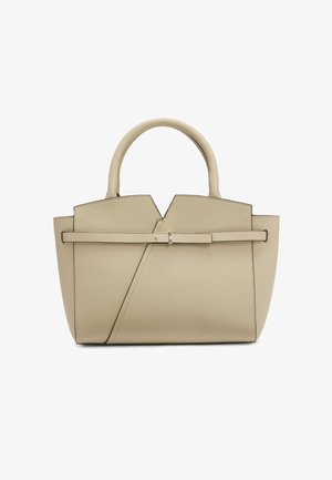 Beżowa skórzana torebka o zorganizowanym kształcie, z górnymi uchwytami i poziomym paskiem z małą metalową klamrą z przodu.