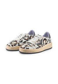 Sneaker in pelliccia sintetica bianca con stampa leopardata, dotate di suola beige spessa, dettagli neri e lacci bianchi. Superficie testurizzata.