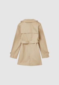 Beiger Trenchcoat, mittellang, mit einem Rückeneinsatz, taillierter Binde und geknöpften Ärmeln. Hergestellt aus einem glatten, leichten Material.