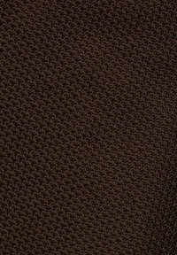 Mörkbrunt vävt tyg med ett texturerat mönster, som visar en tät, korslagd design. Materialet verkar hållbart och robust.