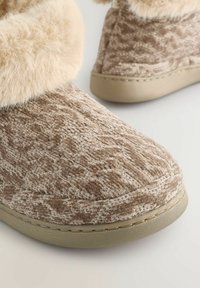 Next REGULAR FIT - Tohvelit - neutral