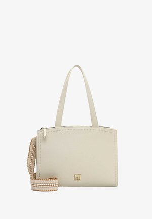 Sac à main en cuir beige clair avec une forme structurée, une poignée supérieure et une bandoulière tressée amovible arborant un motif rayé et des finitions en métal doré.