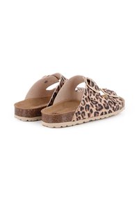 Sandalias de verano con estampado de leopardo, tipo slip-on, con parte trasera abierta, suela de corcho y plantilla texturizada para mayor comodidad. Presentan recortes y acentos metálicos.