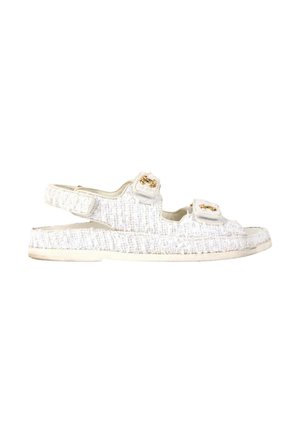 Sandale blanche texturée à bout ouvert avec deux brides réglables ornées de détails de logo dorés et une bride arrière pour le maintien.