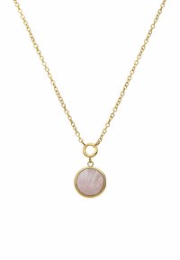 Collier en chaîne plaqué or avec un pendentif en pierre rose ronde présentant des veines naturelles, suspendu par un maillon circulaire.