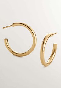 Pendientes de aro de oro con un acabado liso y pulido. Forma circular con un diseño ligeramente curvado y un cierre seguro de tipo post-back.
