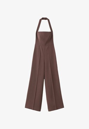 Brauner, weit geschnittener Overall mit Halterverschluss, ausgestattet mit einem taillierten Oberteil und Falten, die von der Taille abgehen. Glatte Textur und minimalistisches Design.