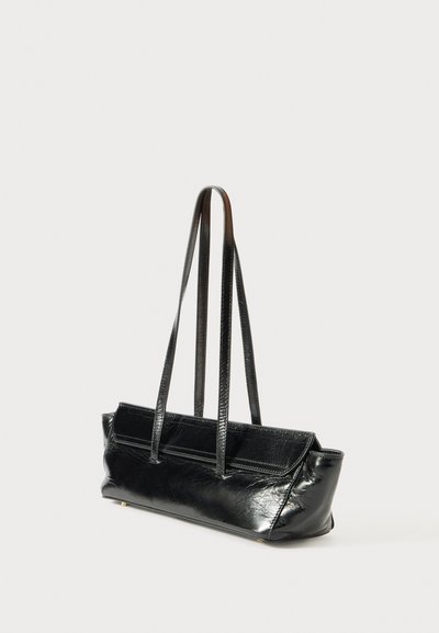 Schwarze Leder-Tote-Tasche mit rechteckiger Form, glatter Oberfläche, zwei langen Tragegriffen und einem einfachen Klappenverschluss. Verfügt über sichtbare Nahtdetails.