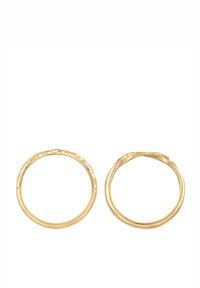 Náušnice z kovu v zlatej farbe s hladkým, kruhovým tvarom a textúrovanými, listovitými detailmi pozdĺž okrajov.