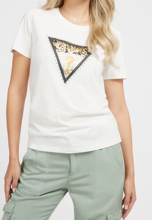 Camiseta de algodón blanca de manga corta, con un gráfico triangular en negro y plateado que presenta el texto "GUESS" y un signo de interrogación en dorado.