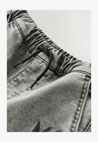 Geselecteerd, grey graffiti