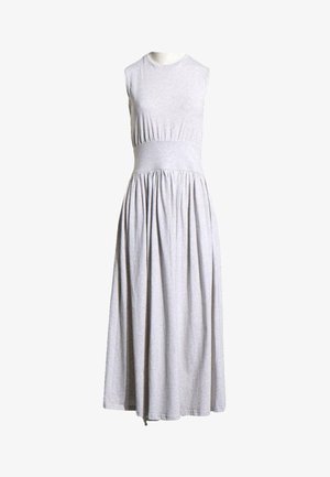 Robe midi gris clair sans manches avec taille cintrée, jupe froncée et encolure ronde sur fond blanc.