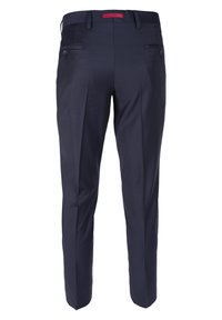 Marineblaue maßgeschneiderte Hose mit glatter Textur, zwei Gesäßtaschen, flachem Vorderteil und einem roten Etikett am Bund.