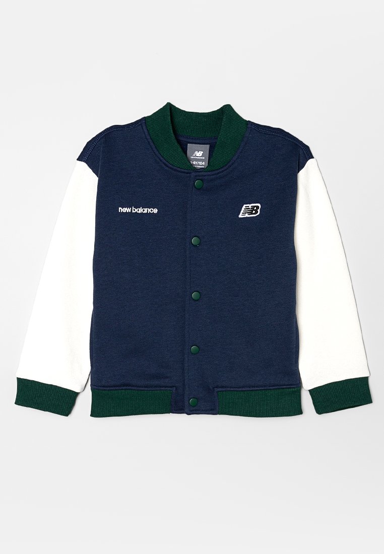 Veste bleu marine avec des manches blanches, des accents verts et des boutons. Comprend un col côtelé et un logo "new balance" brodé.