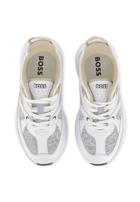 Λευκά αθλητικά παπούτσια με πλέγμα στα πάνελ, μπεζ λεπτομέρειες, υφασμένα κορδόνια και λογότυπο στη γλώσσα· στρογγυλερή μύτη και επενδεδυμένη σόλα για άνεση.