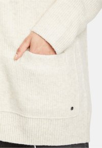 Betty & Co - CASUAL MIT KNÖPFEN - Vest - nature melange - 4
