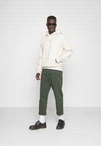 Tommy Jeans LINEAR HOODIE - Sudadera - beige/sand