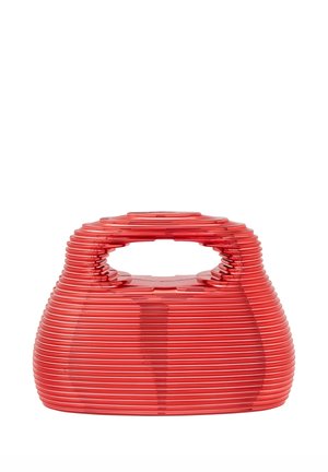 Rode handtas met een uniek geribbeld ontwerp, met een ronde vorm en een stevige bovenhandgreep voor gemakkelijk dragen.