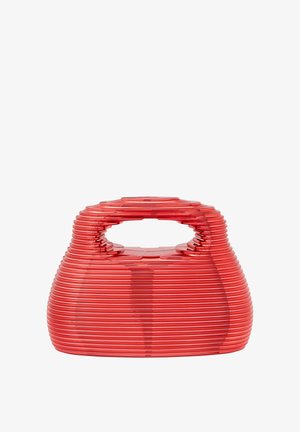 Bolso de mano rojo con un diseño ribeteado único, que presenta una forma redondeada y un asa superior resistente para facilitar el transporte.