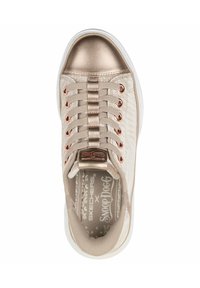 Beige sneaker met een gestructureerde bovenkant, roségouden accenten, vetersluiting en een ronde neus. Beschikt over een gevoerde binnenzool en een witte zool.