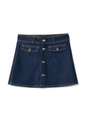 Donkerblauwe denim minirok met knoopsluiting aan de voorkant, twee klepzakken met knopen, riemlussen en contrasterende stiksels.