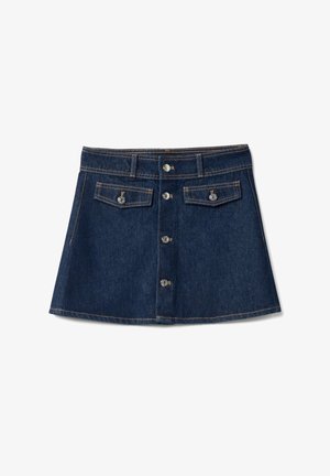 Donkerblauwe denim minirok met knoopsluiting aan de voorkant, twee klepzakken met knopen, riemlussen en contrasterende stiksels.