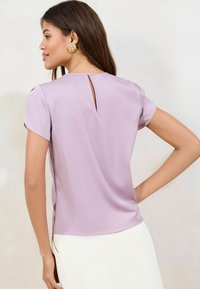 Lipsy REGULAR FIT TULIP SLEEVE ROUND NECK  - Blúz - lilac purple