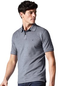 Szara koszulka polo z krótkimi rękawami, teksturowanym kołnierzykiem, zapięciem na trzy guziki oraz małym logo na piersi. Wykonana z miękkiego materiału.