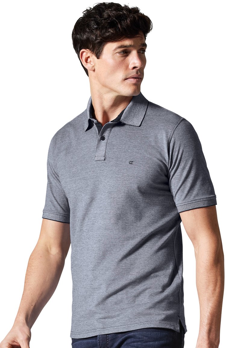 Szara koszulka polo z krótkimi rękawami, teksturowanym kołnierzykiem, zapięciem na trzy guziki oraz małym logo na piersi. Wykonana z miękkiego materiału.