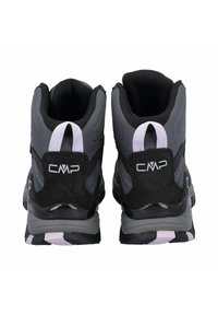 Czarne i szare buty trekkingowe z wysokim designem kostki, wyściełanym wnętrzem i odblaskowym logo. Posiadają teksturowaną podeszwę zapewniającą przyczepność.