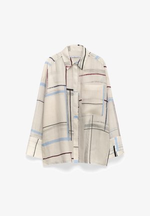 Leichtes, beiges Hemd mit einer Mischung aus geometrischen blauen, roten und schwarzen Linien. Verfügt über einen Kragen, eine Knopfleiste und eine einzelne Brusttasche.