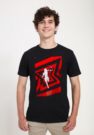 Sort bomulds t-shirt med et rød geometrisk design med overlappende stjernesilhuetter og en hvid silhuet af en karakter i aktion.