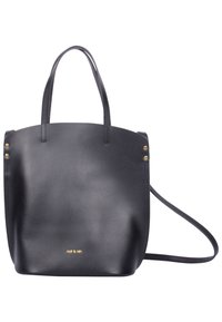 Czarna torba na ramię ze skóry z dwoma uchwytami i odpinanym paskiem na ramię. Ozdobiona złotymi ćwiekami i wytłoczonym logo z przodu. Gładka tekstura.