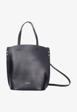 Svart skinnväska med två handtag och avtagbar axelrem. Har guldfärgade nitar och präglad logotyp på framsidan. Slät yta.