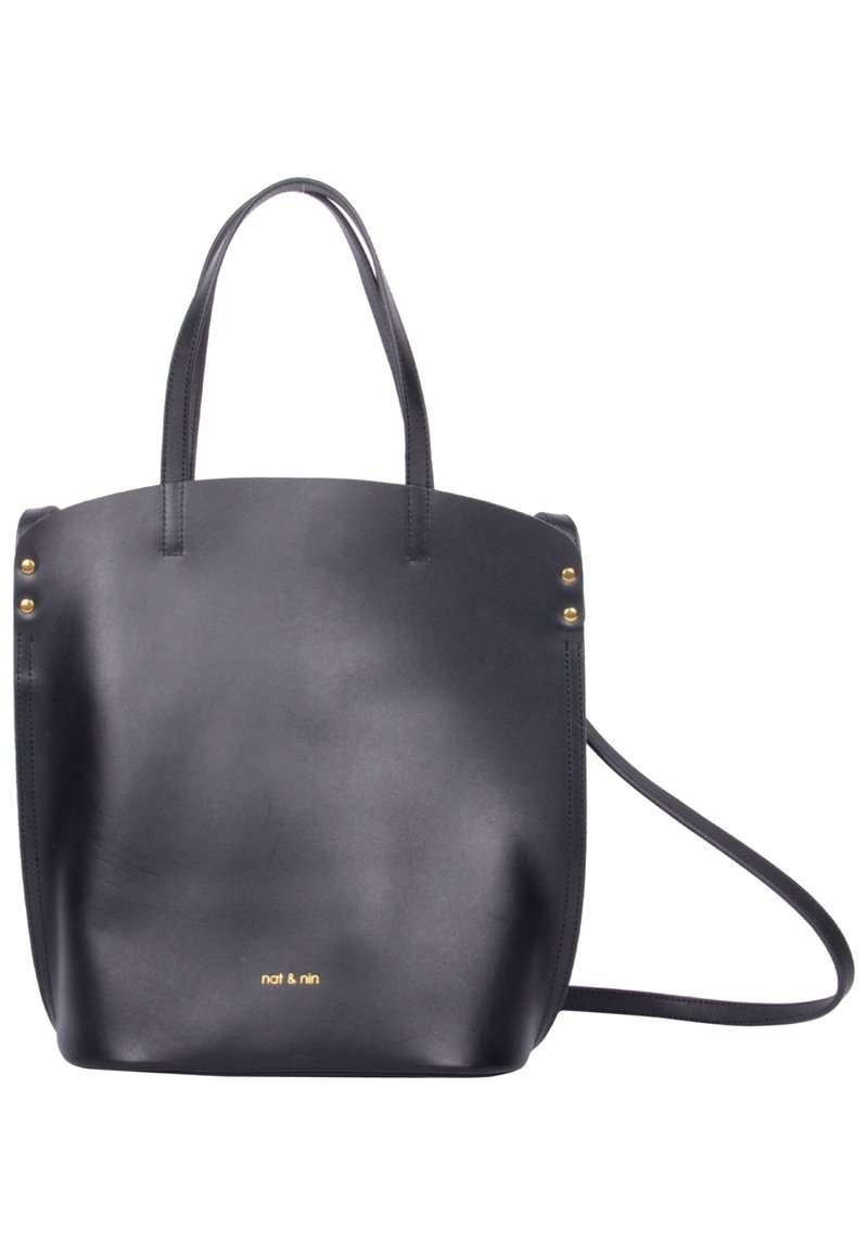 Czarna torba na ramię ze skóry z dwoma uchwytami i odpinanym paskiem na ramię. Ozdobiona złotymi ćwiekami i wytłoczonym logo z przodu. Gładka tekstura.