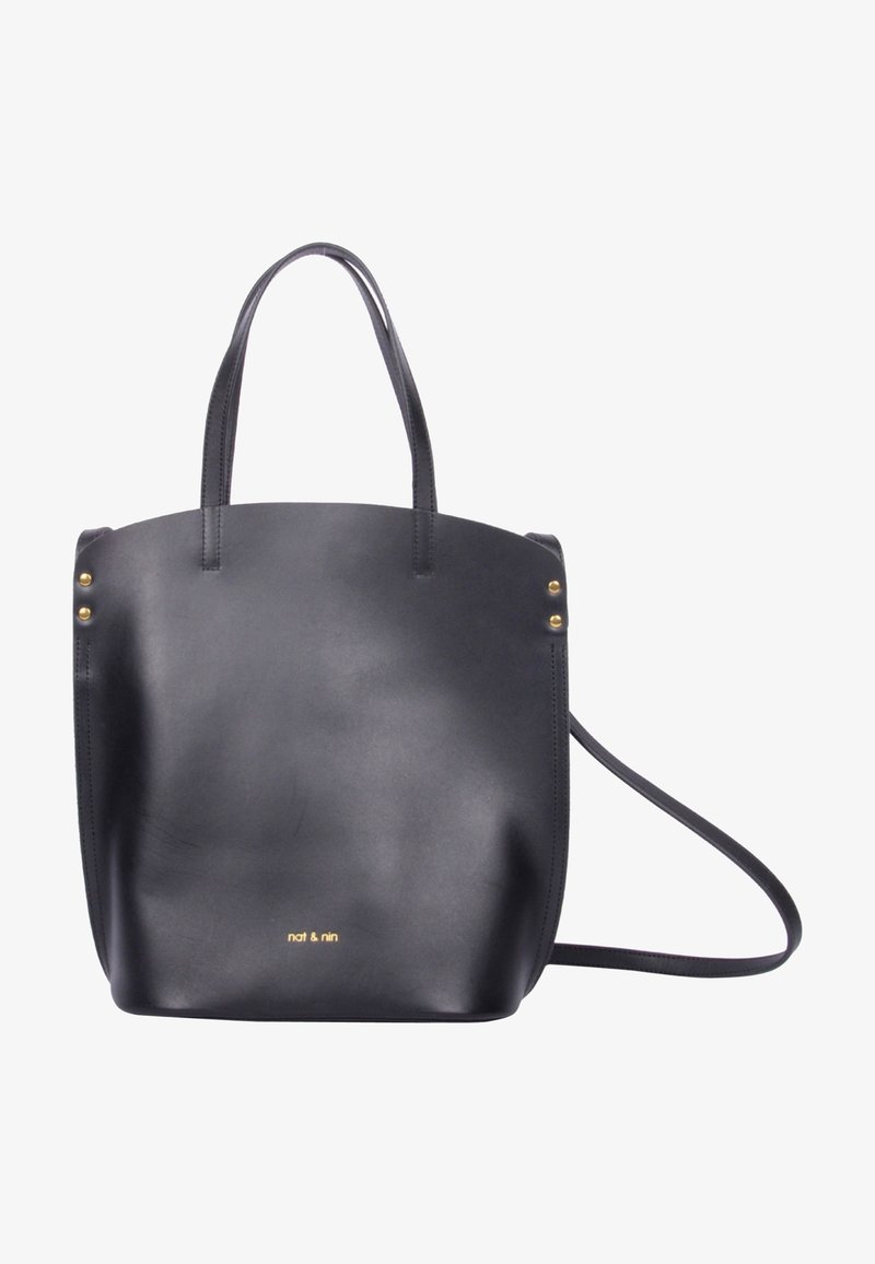 Czarna torba na ramię ze skóry z dwoma uchwytami i odpinanym paskiem na ramię. Ozdobiona złotymi ćwiekami i wytłoczonym logo z przodu. Gładka tekstura.