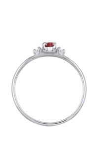 Silver ring med en central röd ädelsten och fyra små klara accenter. Slät, polerad band med minimal design.