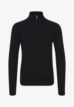 Zwarte gebreide zip-up trui met een hoge kraag, voorzien van een textuurpatroon en geribde manchetten en zoom. Ritssluiting aan de voorkant.