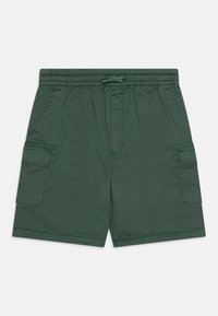 Bermudas verdes de cargo con cintura elástica, cierre con cordón, bolsillos laterales y bolsillos de parche en los costados. Tela texturizada.