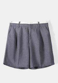 Šedé kraťasy vyrobené z lehkého materiálu. Mají bílý pas a boční kapsy. Minimalistický design se přímým střihem a lemem.